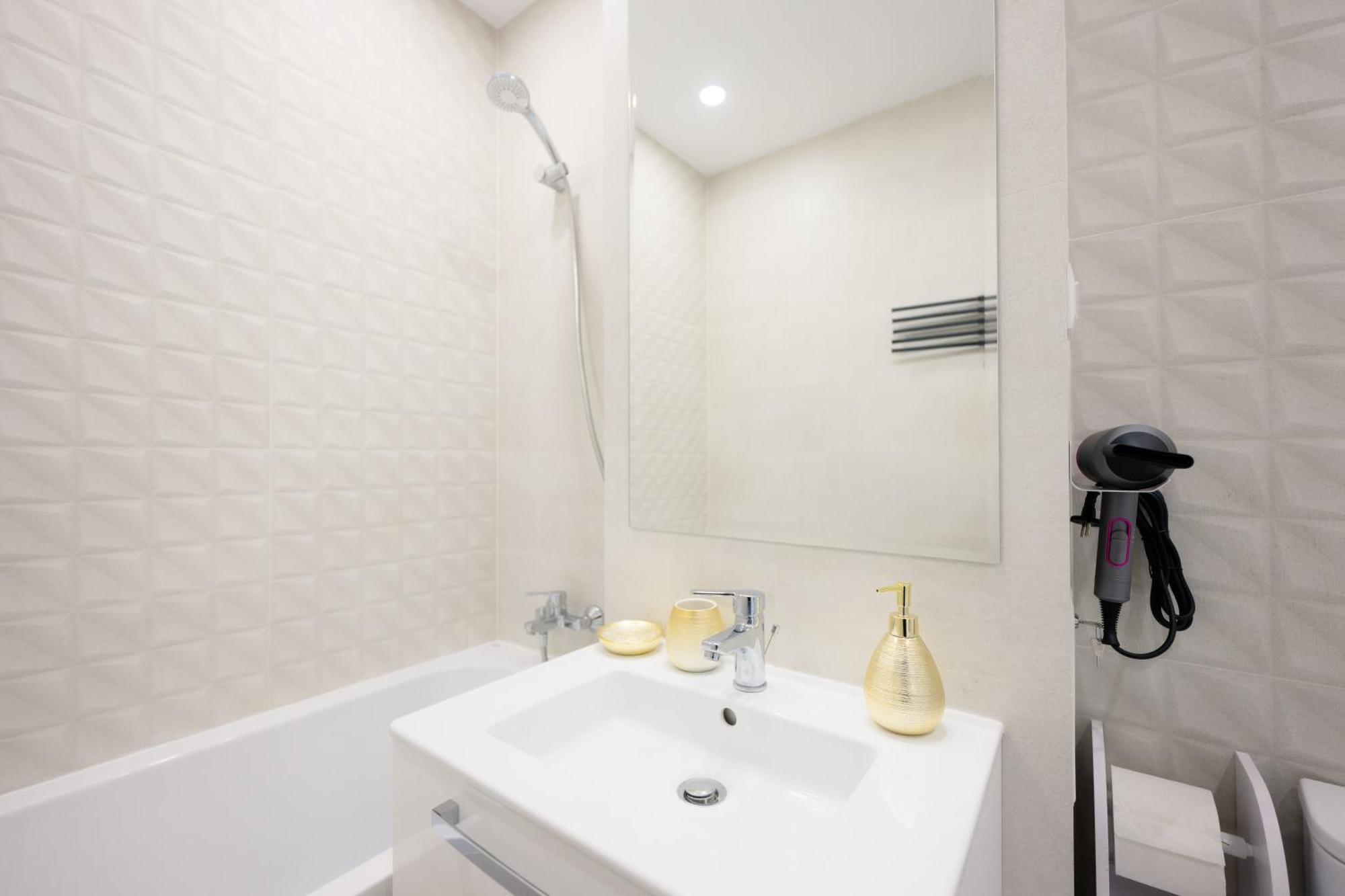 Appartamento Charming Hideaway Inspired By El Profesor'S Intrigue Bucarest Esterno foto
